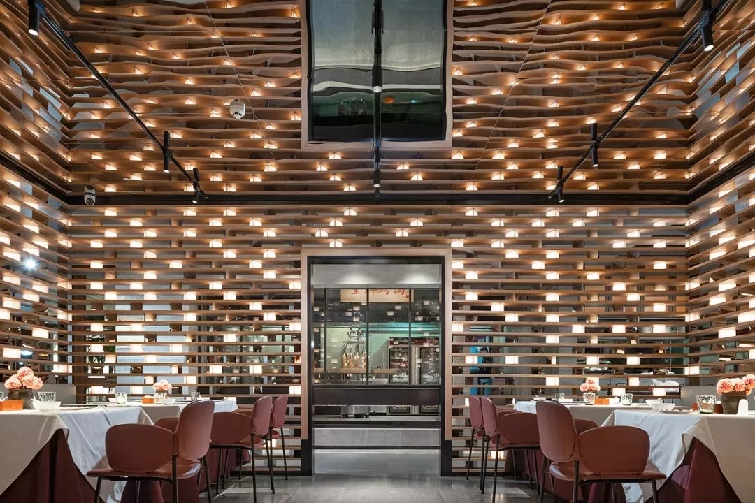 昭平大鸭梨烤鸭店以全新的餐饮空间设计，冲破品牌桎梏，重塑品牌形象